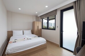 Desk, iron/ironing board, free WiFi - Siris Mia Residence - Self checkin (ho chi minh)