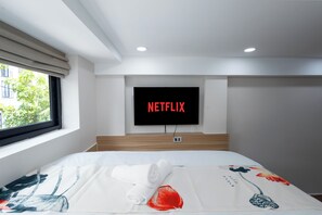 Desk, iron/ironing board, free WiFi - Siris Mia Residence - Self checkin (ho chi minh)