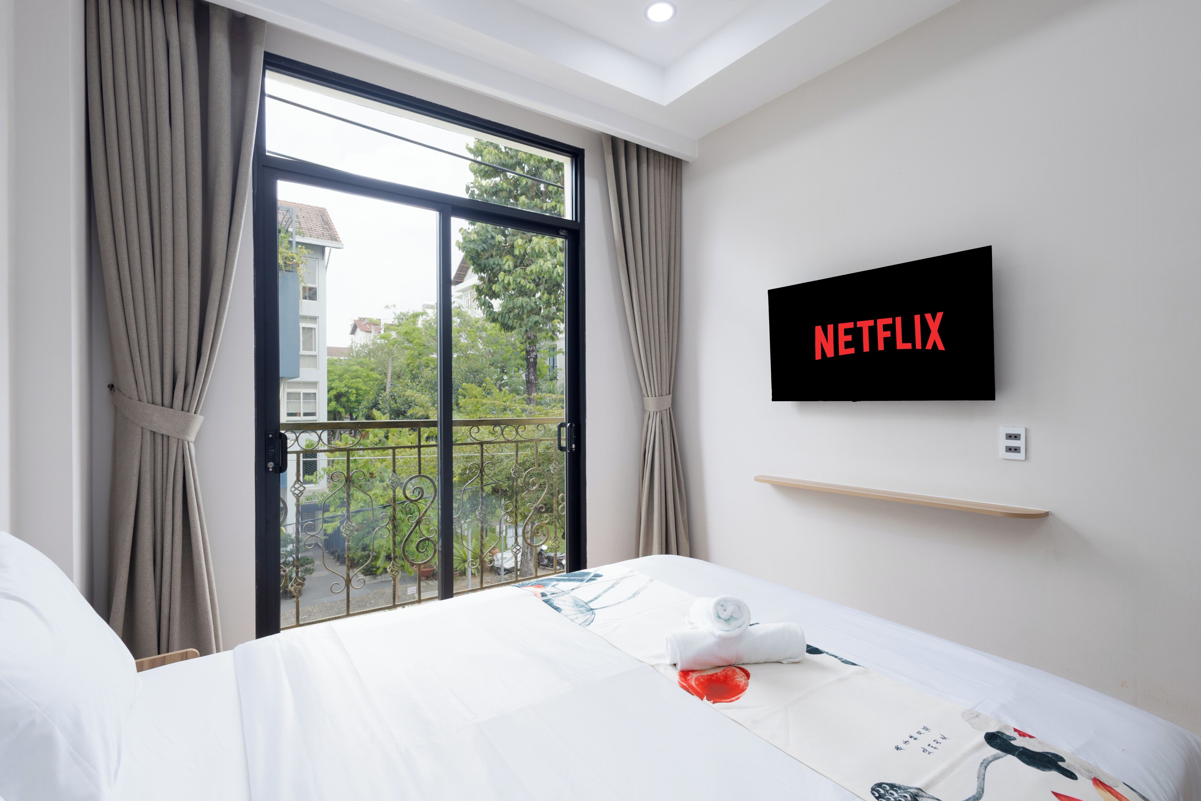 Studio tiện nghi đơn giản, ban công, quang cảnh thành phố | Bàn, bàn ủi/dụng cụ ủi quần áo, truy cập Internet không dây miễn phí 