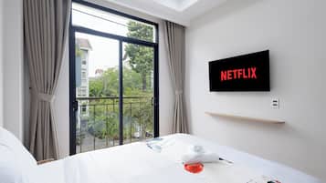 Studio tiện nghi đơn giản, ban công, quang cảnh thành phố | Bàn, bàn ủi/dụng cụ ủi quần áo, truy cập Internet không dây miễn phí