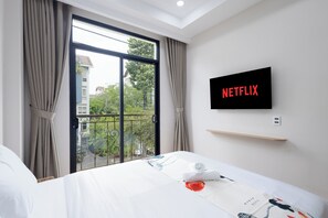 Desk, iron/ironing board, free WiFi - Siris Mia Residence - Self checkin (ho chi minh)