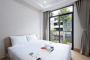 Desk, iron/ironing board, free WiFi - Siris Mia Residence - Self checkin (ho chi minh)