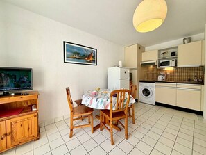 Dining - Carnac T2 Apartment with Terrace for 4, Pets Allowed (Carnac)