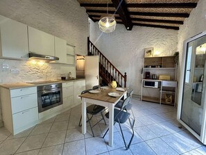 Fridge, microwave, oven, dishwasher - 3-Room Holiday House with Terrace and Parking in Saint-Cyprien (Saint-Cyprien)