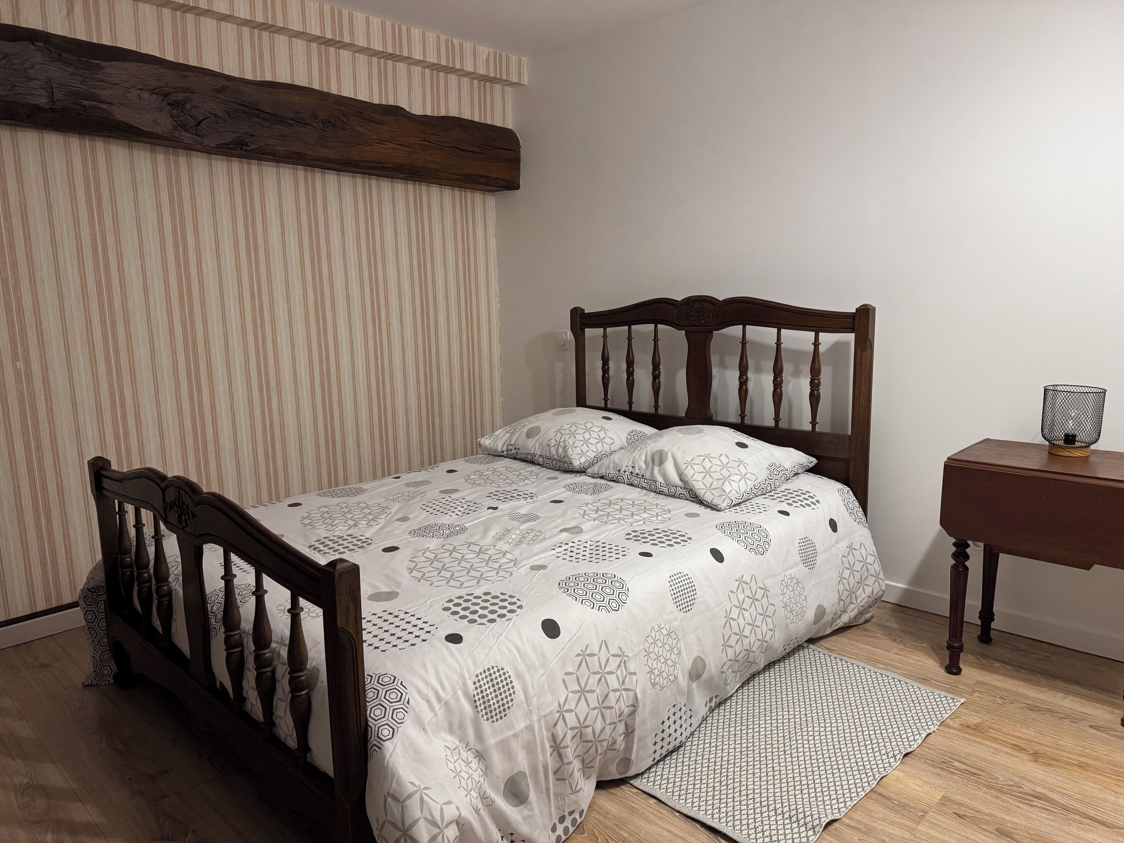 Fer et planche à repasser, accès Internet, draps fournis