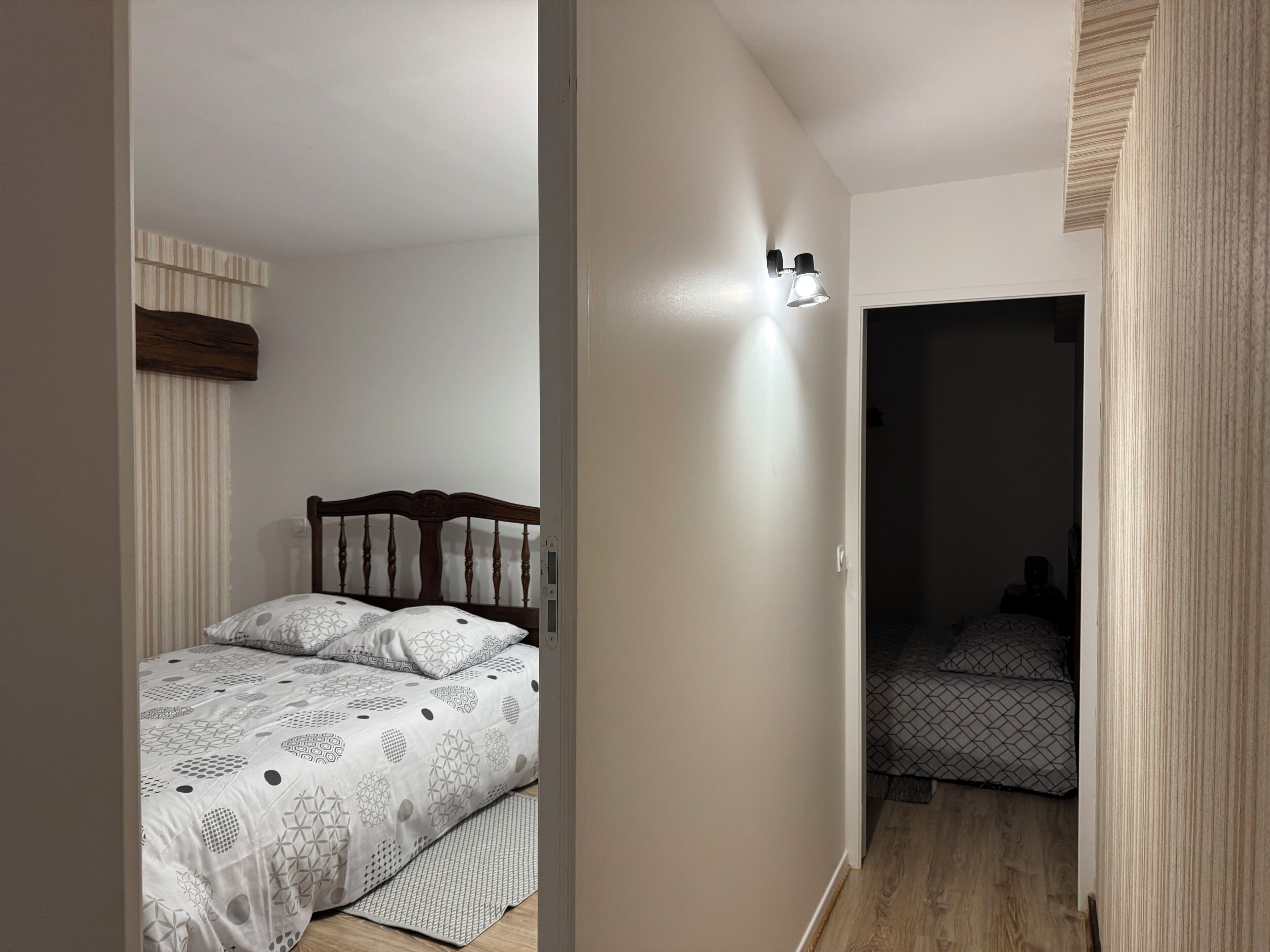 Tabla de planchar con plancha, acceso a internet y ropa de cama 