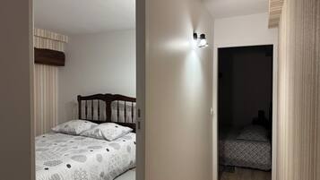 Tabla de planchar con plancha, acceso a internet y ropa de cama