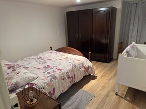 Tabla de planchar con plancha, internet y ropa de cama