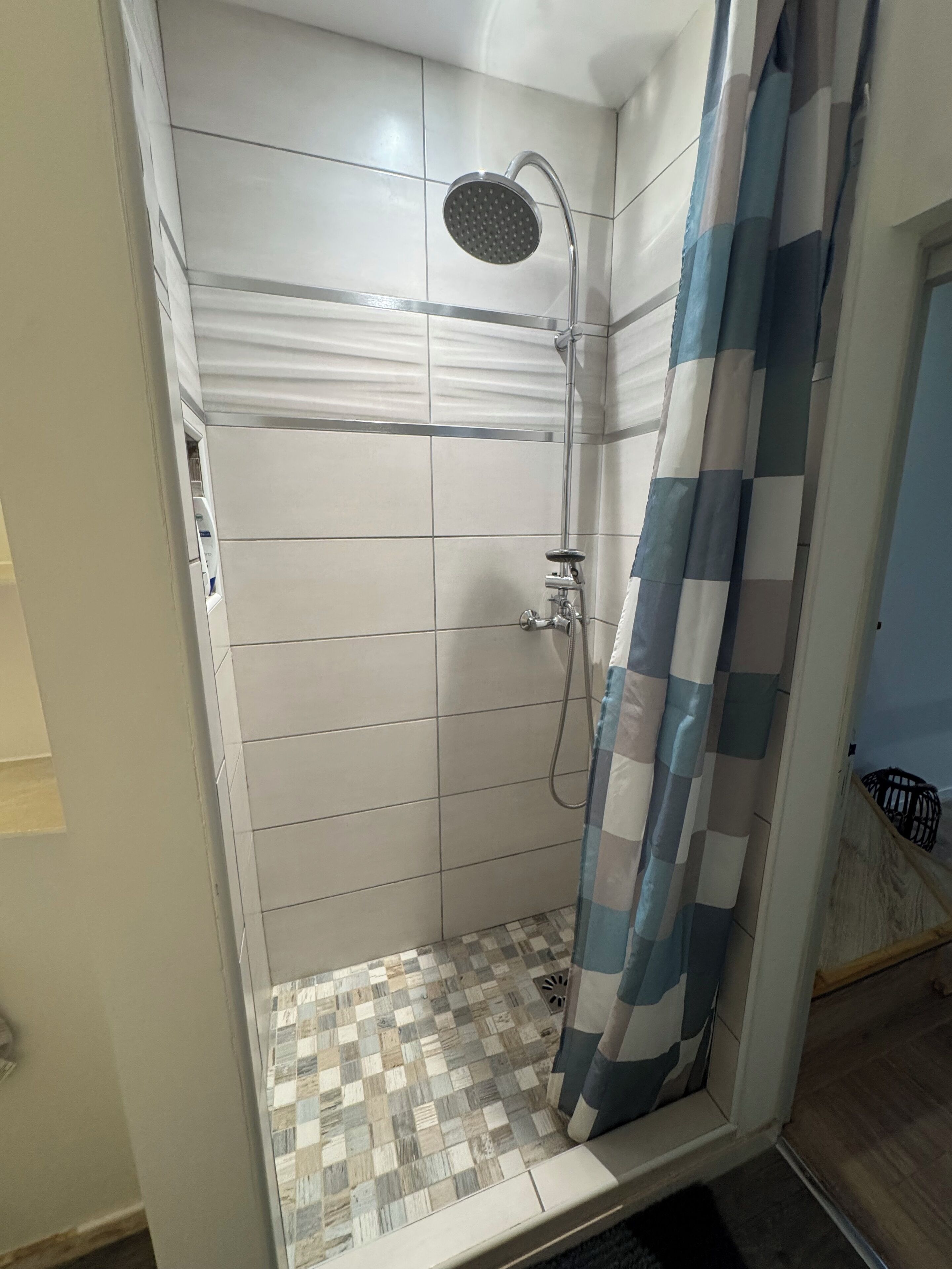 Een douche, een haardroger, handdoeken, zeep
