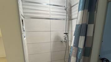Een douche, een haardroger, handdoeken, zeep