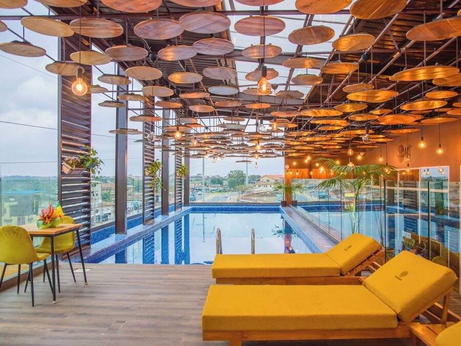 Una piscina cubierta