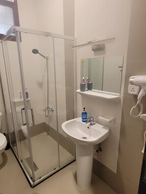 Bañera de hidromasaje, secador de pelo, toallas y jabón