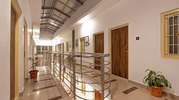 المنشأة من الداخل