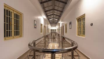 المنشأة من الداخل