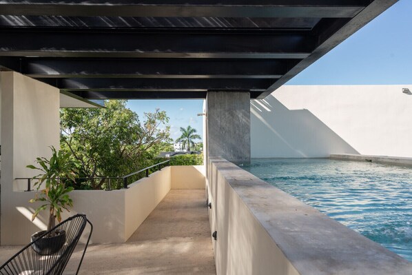 Terrace/patio - Bright Designer Studio in Tulum with Rooftop Pool and City Access (Tulum)