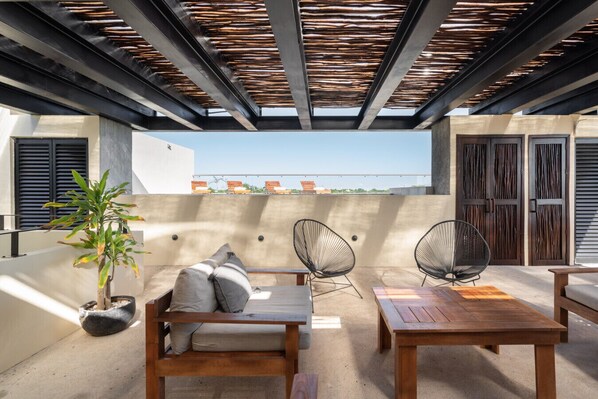 Terrace/patio - Bright Designer Studio in Tulum with Rooftop Pool and City Access (Tulum)