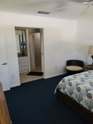 3 habitaciones, tabla de planchar con plancha, wifi y ropa de cama