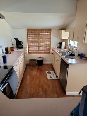 Private kitchen - 3-bedroom canal front home (Naples)