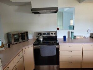 Private kitchen - 3-bedroom canal front home (Naples)
