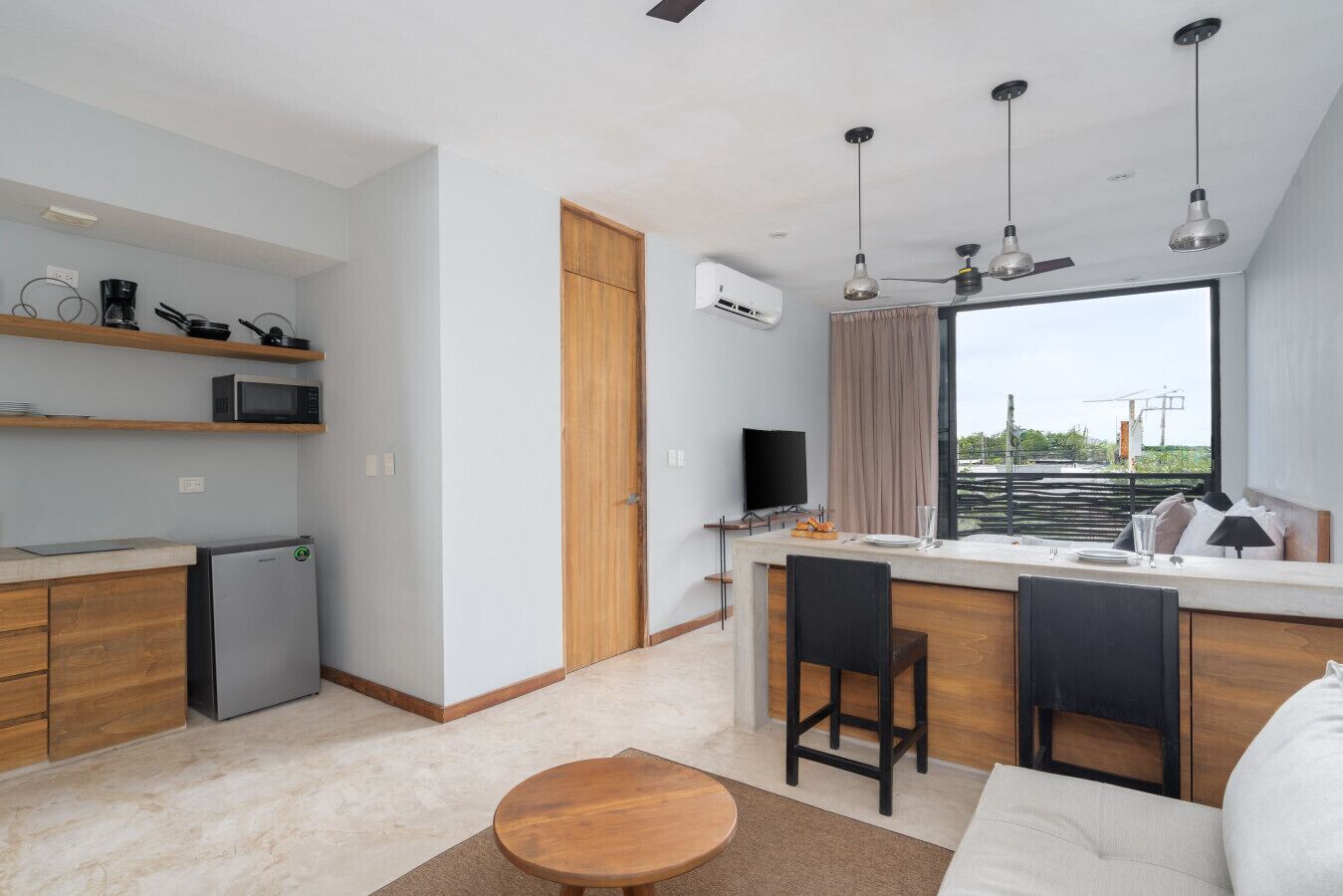 Een televisie en een stereo