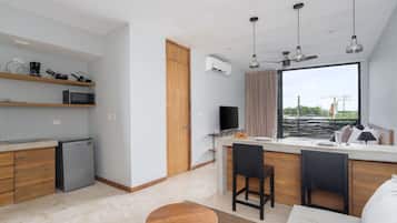 Een televisie en een stereo