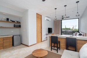 Een televisie en een stereo