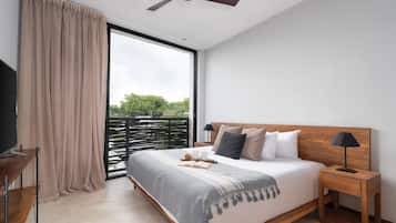 Een bureau, een strijkplank/strijkijzer, reisbedje, wifi