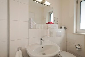 Shower, towels, soap, shampoo - Hotel Moseldomizil (Mülheim (Mosel))