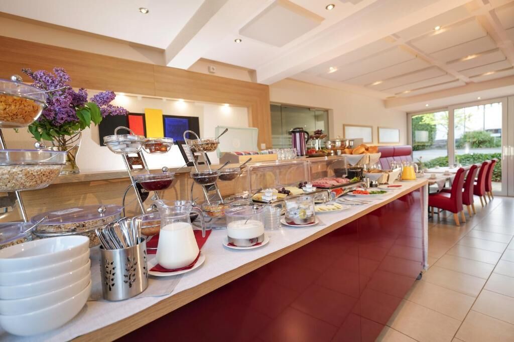 Tägliches Frühstücksbuffet (15 EUR pro Person)