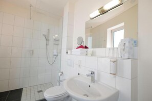 Superior Double Room, Balcony | Bathroom | Shower, towels, soap, shampoo - Hotel Moseldomizil (Muelheim)