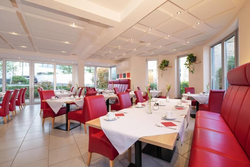 Tägliches Frühstücksbuffet (15 EUR pro Person)