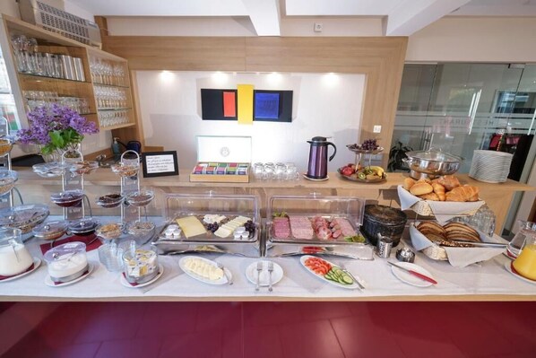 Daily buffet breakfast (EUR 15 per person) - Hotel Moseldomizil (Mülheim (Mosel))