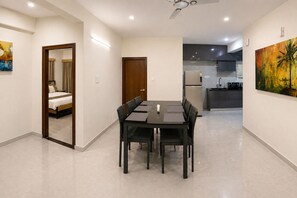 Deluxe-Apartment, 3 Schlafzimmer | Esszimmer