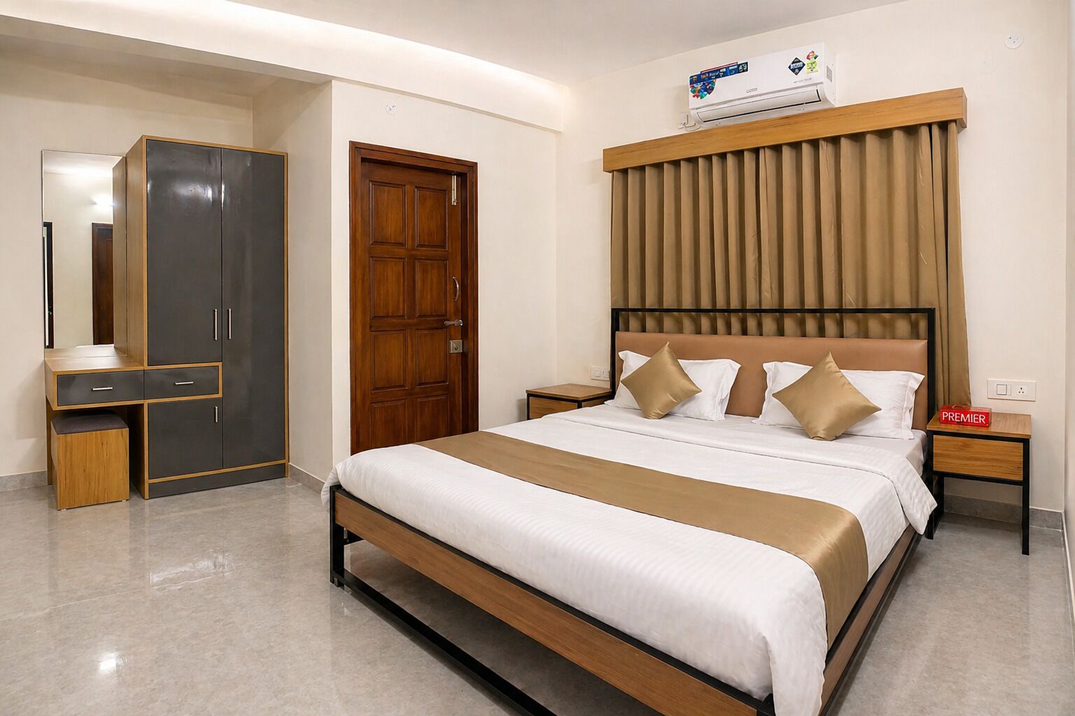 Deluxe Penthouse, 4 Bedrooms | Desk, blackout curtains, soundproofing, iron/ironing board