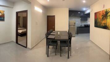 Deluxe Apartment, 3 Bedrooms | Dining room
