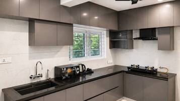 Deluxe Apartment, 3 Bedrooms | Private kitchen
