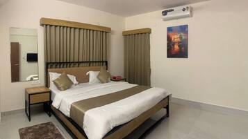 Deluxe Apartment, 2 Bedrooms | Blackout curtains, soundproofing, iron/ironing board, free WiFi