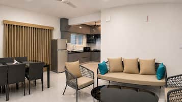 Deluxe Apartment, 2 Bedrooms | Living room