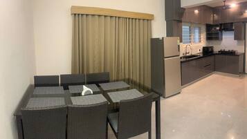 Deluxe Apartment, 2 Bedrooms | Dining room