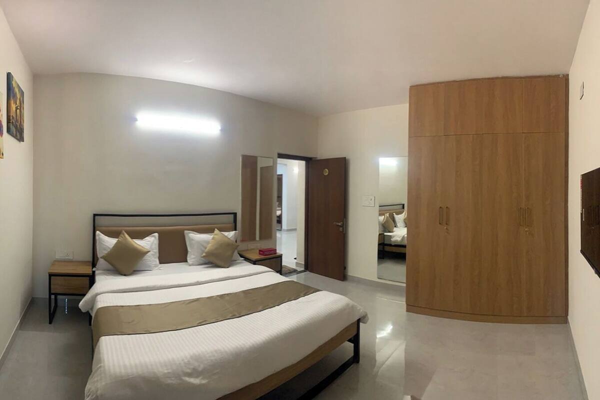 Appartamento Deluxe, 3 camere da letto | Una scrivania, tende oscuranti, insonorizzazione, ferro/asse da stiro