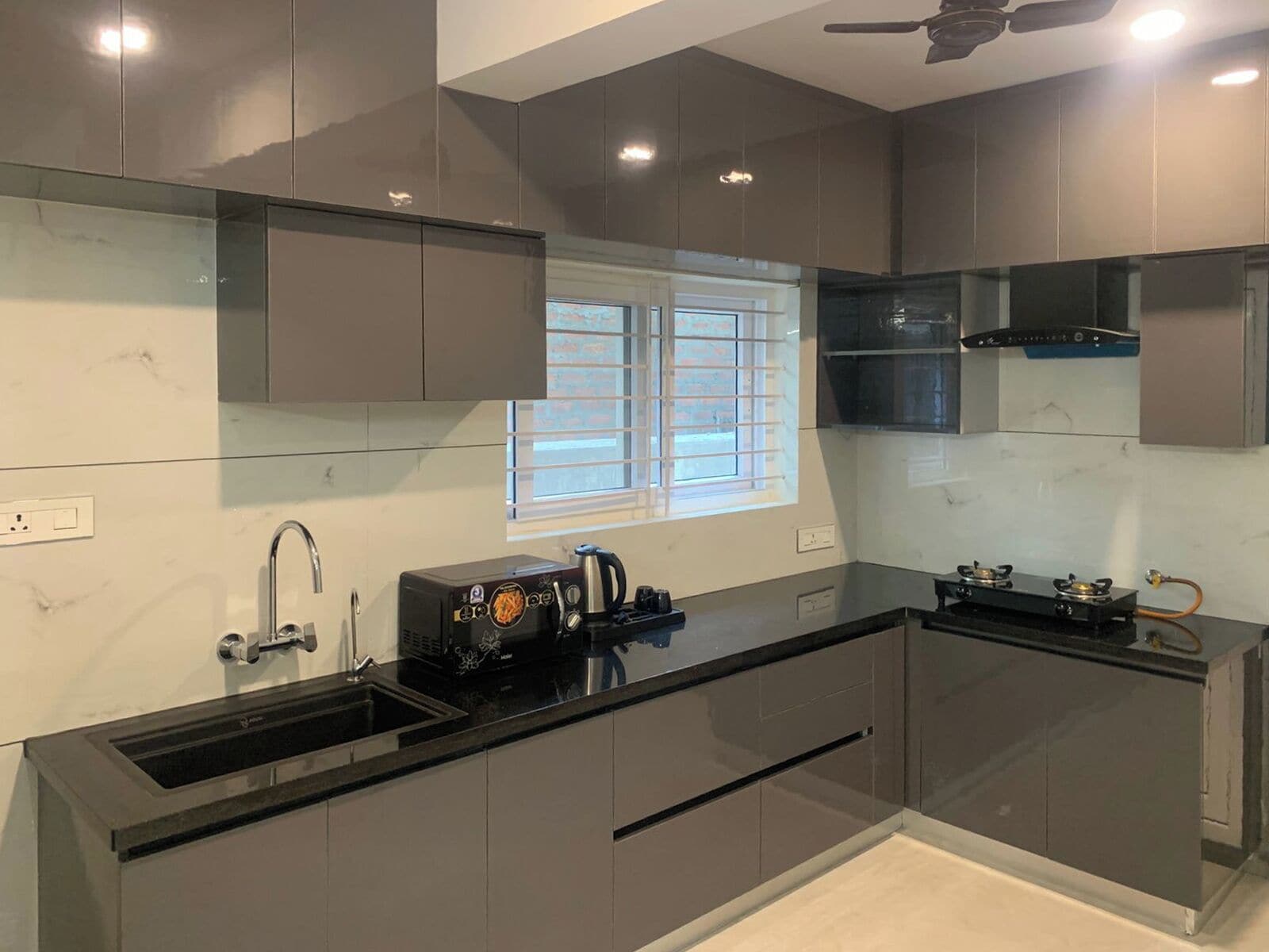 Deluxe Apartment, 3 Bedrooms | Private kitchen | Fridge, microwave