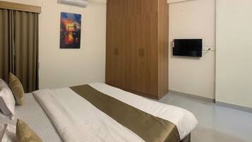 Deluxe Apartment, 2 Bedrooms | Blackout drapes, soundproofing, iron/ironing board, free WiFi