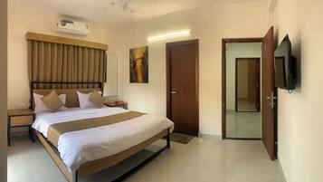 Deluxe Apartment, 3 Bedrooms | Desk, blackout drapes, soundproofing, iron/ironing board