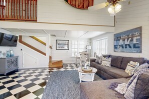 TV - Nautical Home w/ Paddleboard, Walk to Lake (Kingsland)