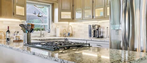 Fridge, microwave, stovetop, dishwasher