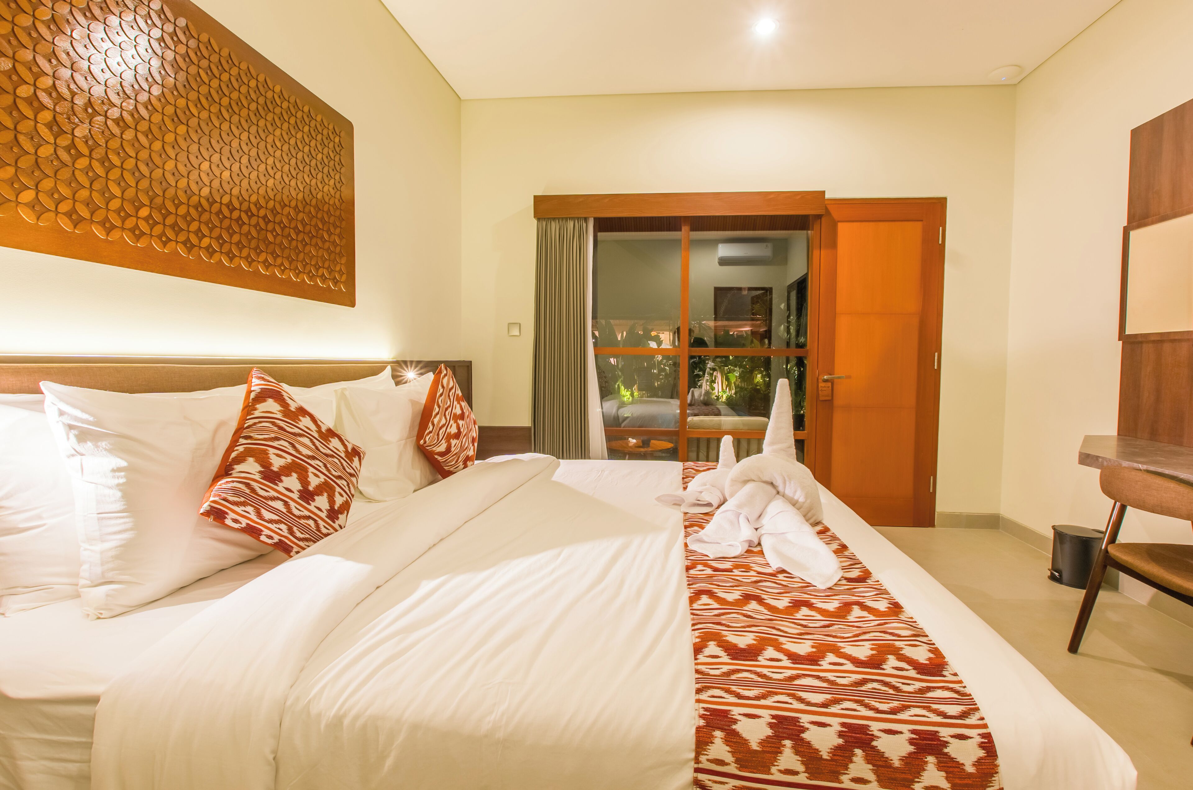 Deluxe tweepersoonskamer, 1 kingsize bed | Luxe beddengoed, een minibar, een bureau, een laptopwerkplek