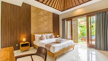 Suite, 1 kingsize bed, uitzicht op zwembad | Luxe beddengoed, een minibar, een bureau, een laptopwerkplek