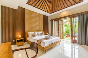 Suite, 1 Katil Raja (King), Pool View | Peralatan tempat tidur premium, bar mini, meja 