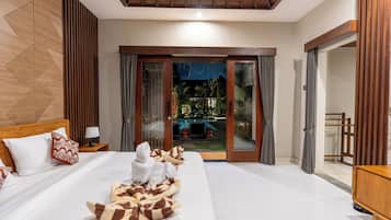 Suite, 1 King Bed, Pool View | Bathroom