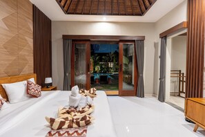 Suite, 1 King Bed, Pool View | Bathroom